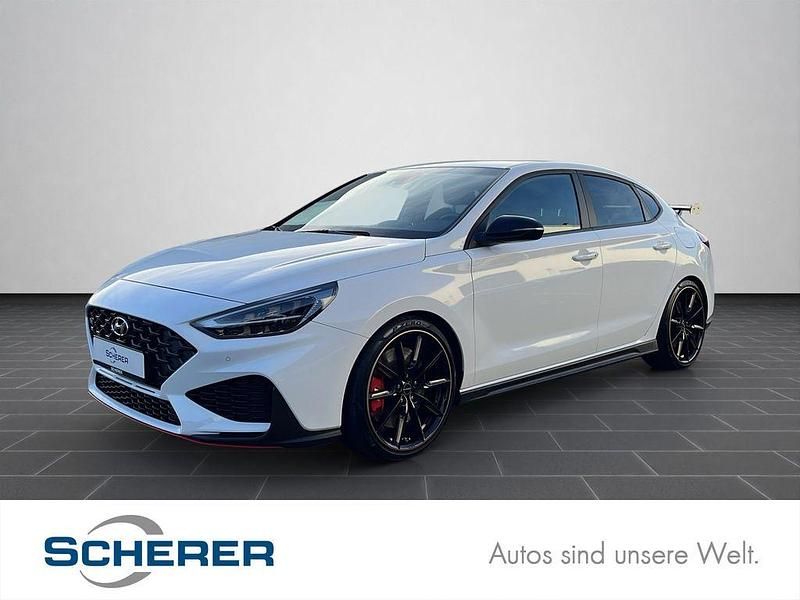 Atlas white / sol Gebraucht 2023 Hyundai i30 Limousine | 29.500 € (Fairer Preis) - Bild 1/4