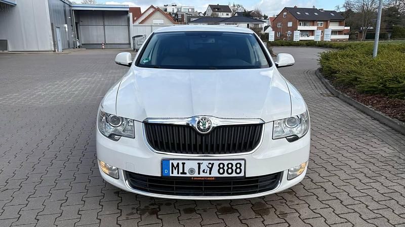 Gebraucht Skoda Superb 160 PS (117 kW) 2011 Weiß Limousine