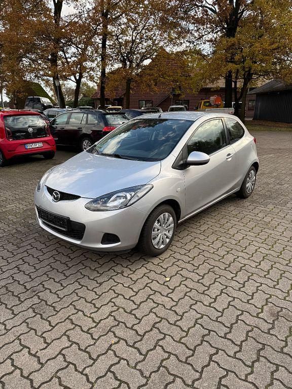 Silber Gebraucht 2010 Mazda 2 Limousine | 4.950 € (Etwas zu teuer) - Bild 1/4