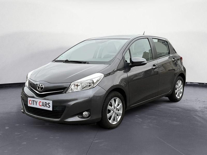 Grau Gebraucht 2013 Toyota Yaris Cool Kleinwagen | 7.990 € (Fairer Preis) - Bild 1/4