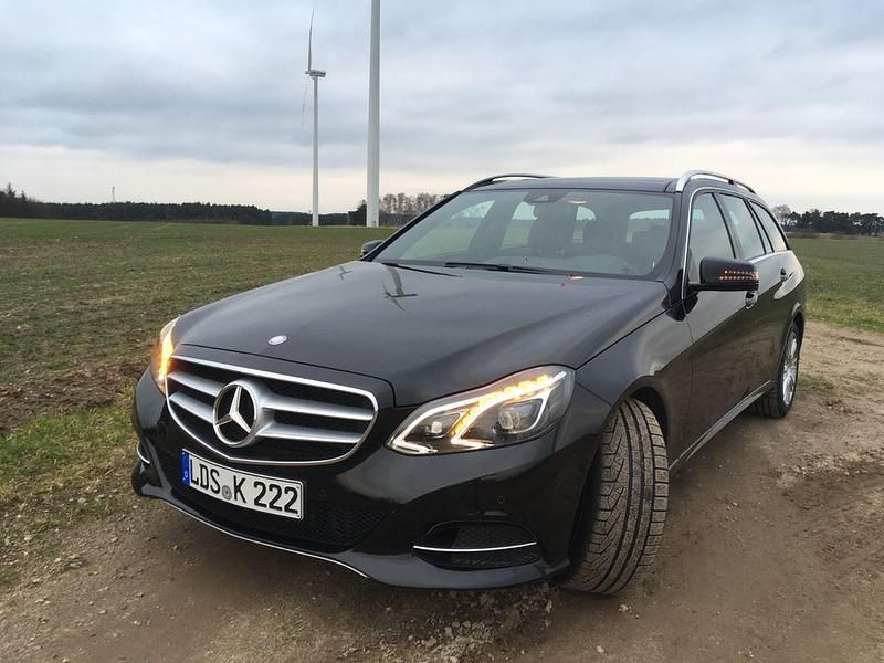 Schwarz Gebraucht 2016 Mercedes E220 Avantgarde Kombi | 19.490 € - Bild 1/4