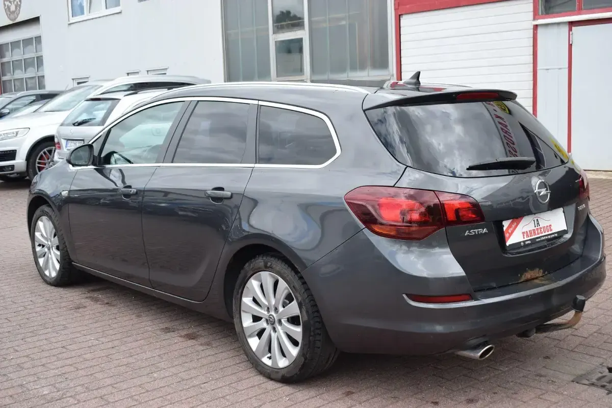 Gebraucht Opel Astra Innovation 140 PS (102 kW) 2011 Grau Kombi