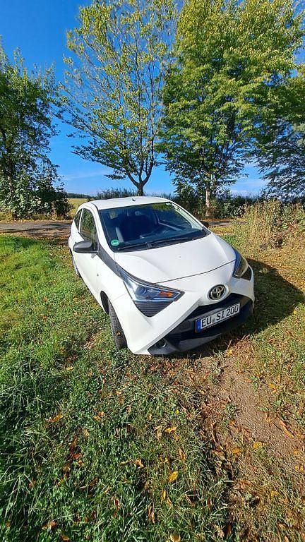 Weiß Gebraucht 2021 Toyota Aygo Kleinwagen | 6.300 € (Superpreis) - Bild 1/4