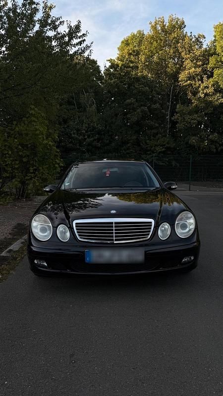 Schwarz Gebraucht 2005 Mercedes E200 Limousine | 3.900 € (Fairer Preis) - Bild 1/4