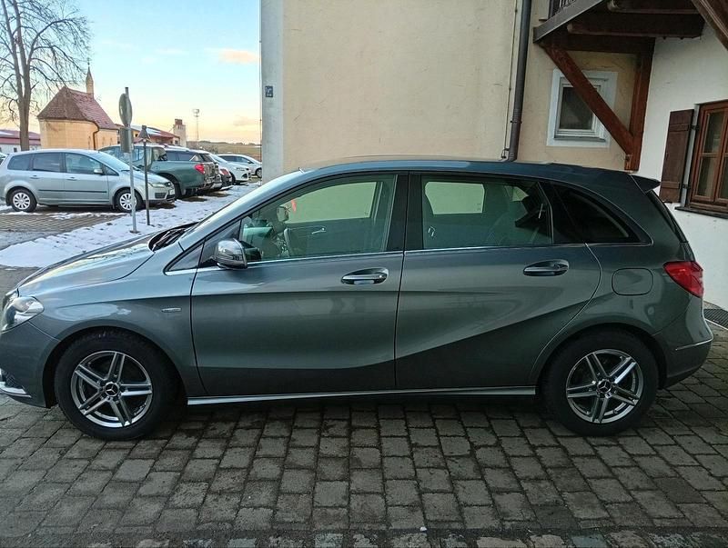 Gebraucht Mercedes B180 122 PS (89 kW) 2012 Grau Van / Kleinbus