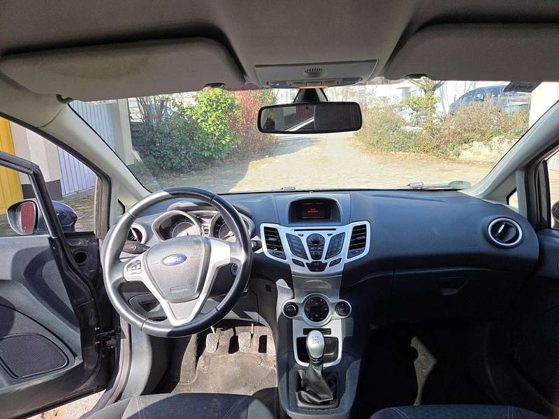 Gebraucht Ford Fiesta Titanium 95 PS (69 kW) 2012 Grau Kleinwagen