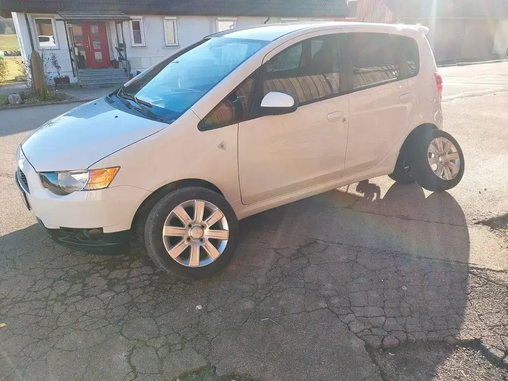 Gebraucht Mitsubishi Colt 75 PS (55 kW) 2012 Weiß Kleinwagen
