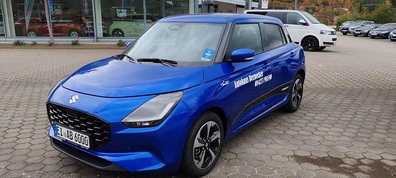 Blau Gebraucht 2025 Suzuki Swift Comfort+ Kleinwagen | 20.490 € (Fairer Preis) - Bild 1/4