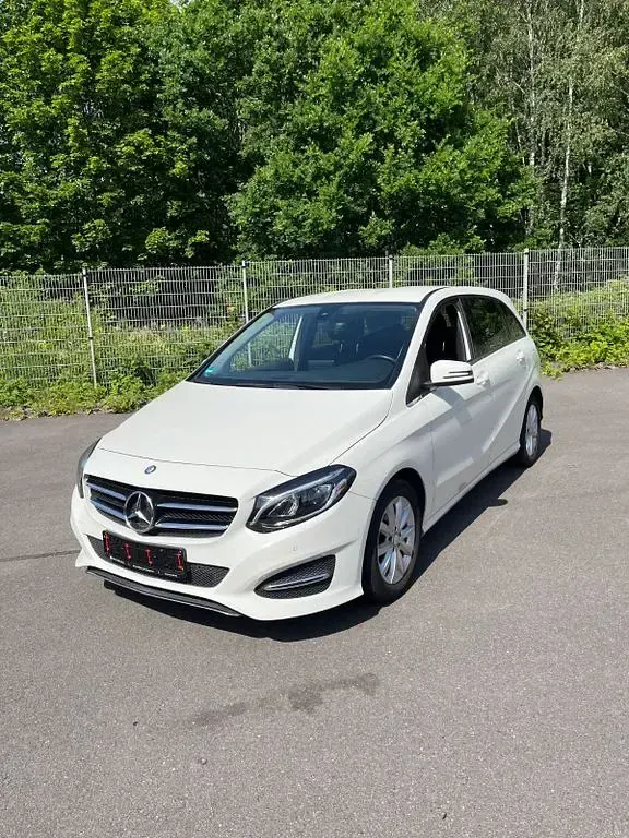 Gebraucht Mercedes B180 109 PS (80 kW) 2015 Weiß Kleinwagen