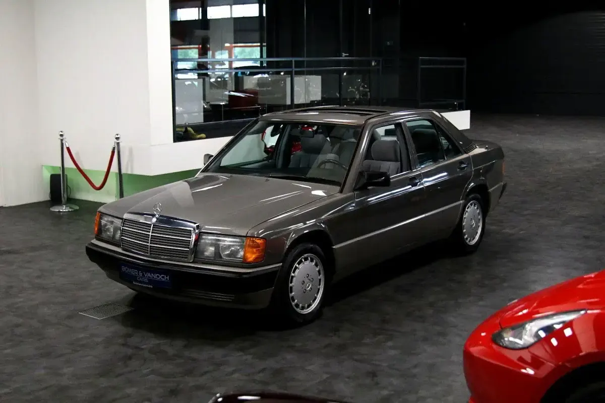 Gebraucht Mercedes 190 132 PS (97 kW) 1990 Grau Limousine