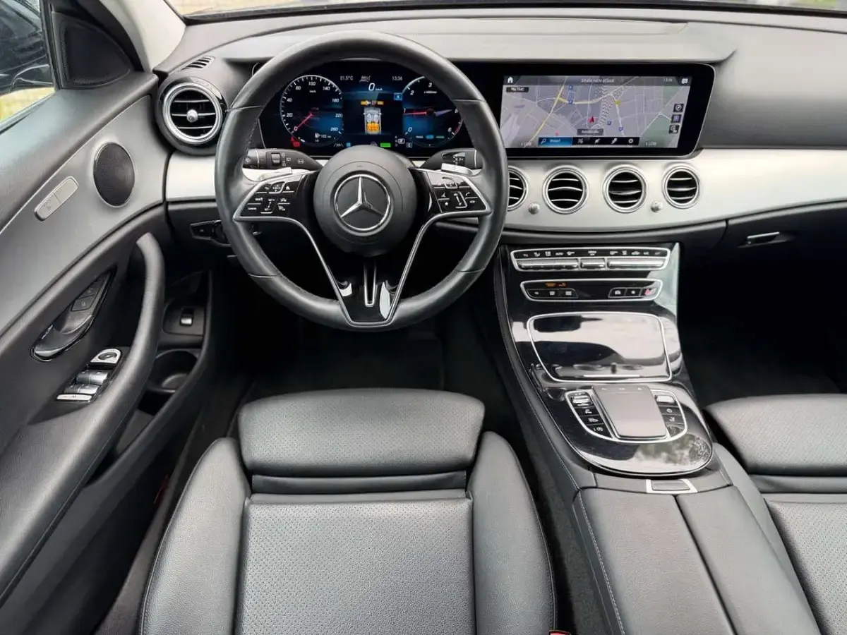 Gebraucht Mercedes E220 200 PS (147 kW) 2023 Baltic black Kombi