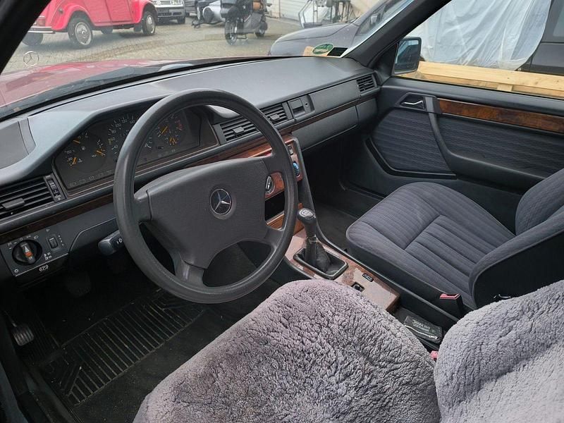 Gebraucht Mercedes E230 132 PS (97 kW) 1991 Rot Kombi