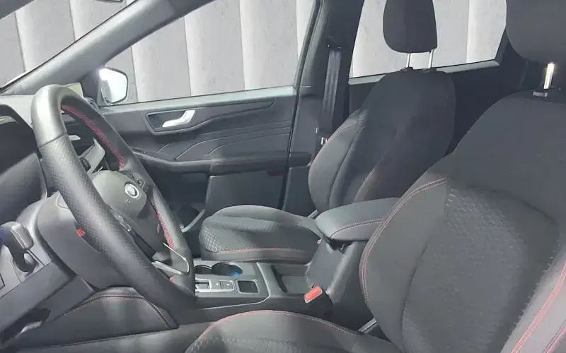 Gebraucht Ford Kuga ST-Line 243 PS (178 kW) 2024 Frozen white SUV