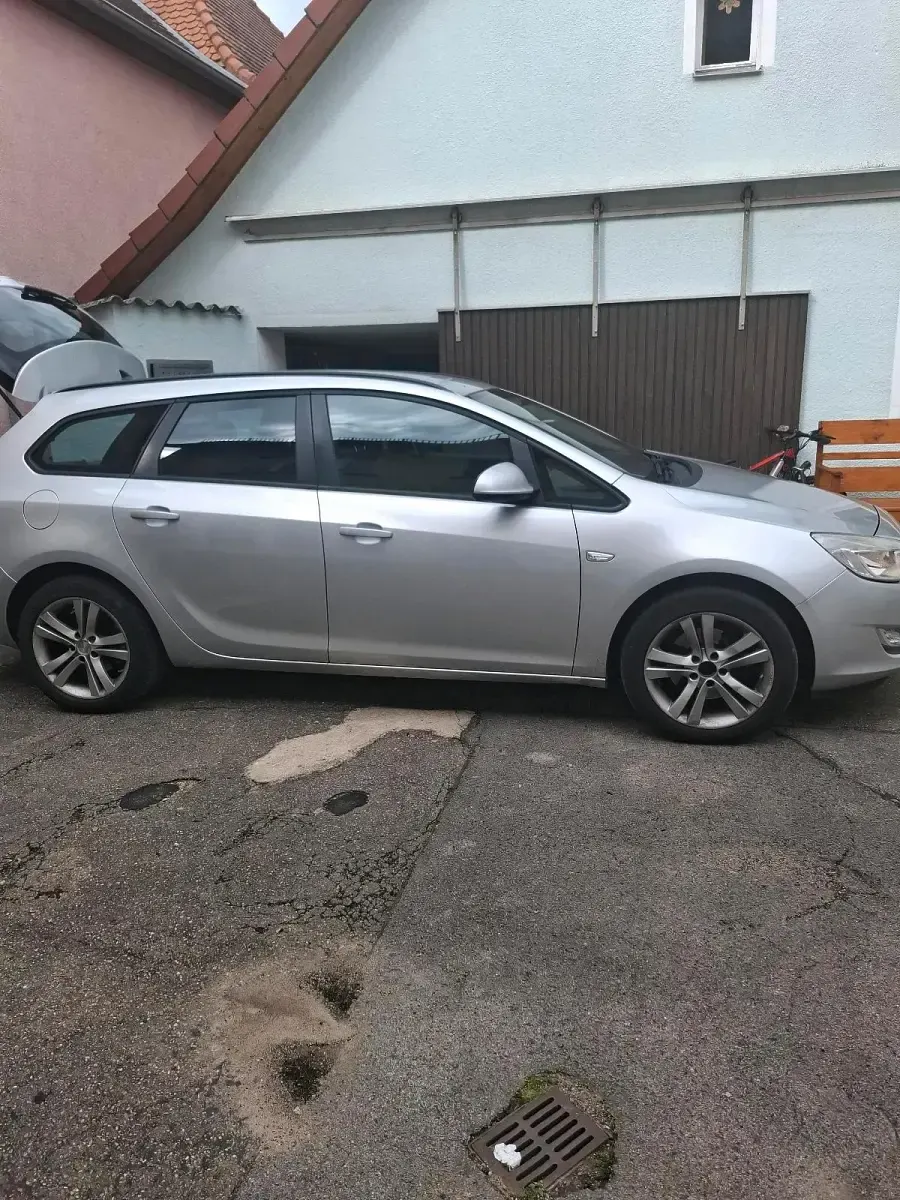 Gebraucht Opel Astra 110 PS (80 kW) 2011 Silber Kombi