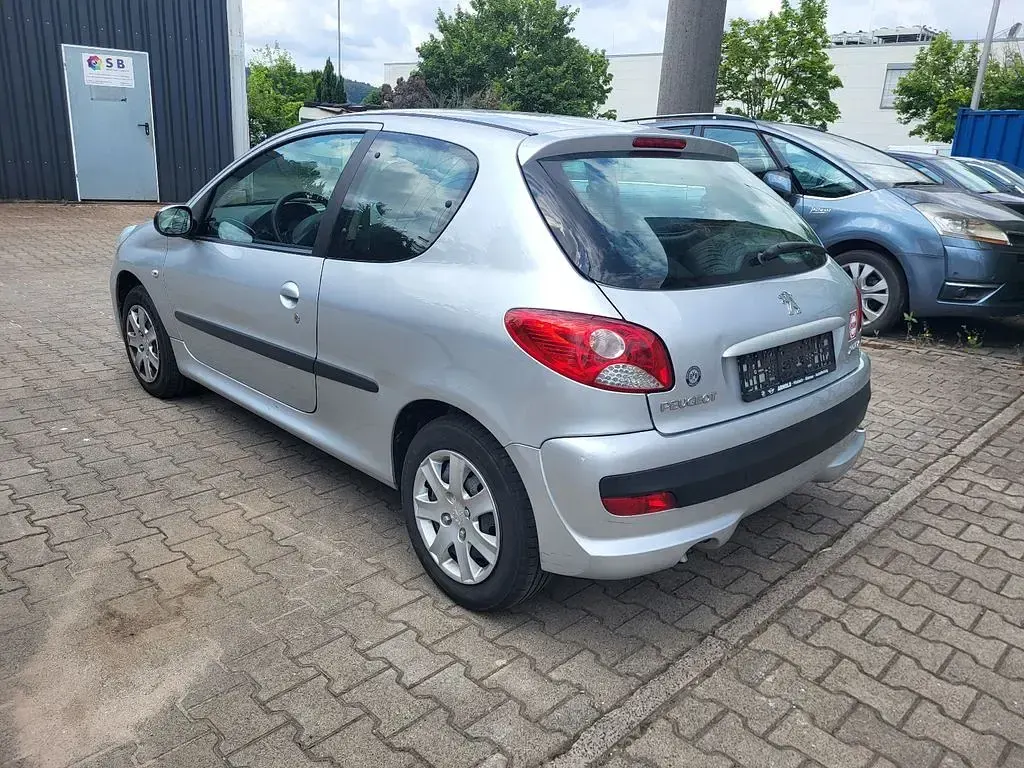 Gebraucht Peugeot 206 60 PS (44 kW) 2009 Silber Limousine
