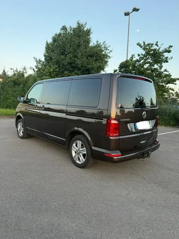 Gebraucht VW Multivan 150 PS (110 kW) 2018 Braun Van / Kleinbus