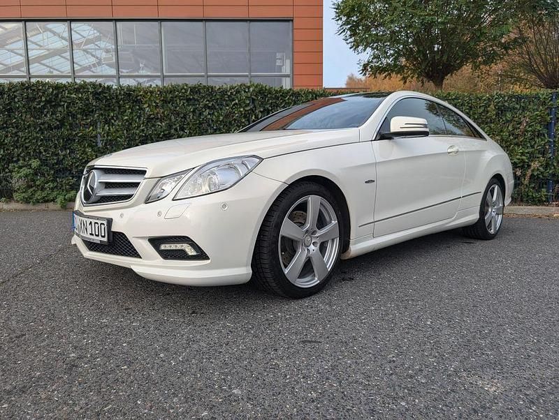 Weiß Gebraucht 2011 Mercedes E350 Coupé | 17.300 € (Teuer) - Bild 1/4