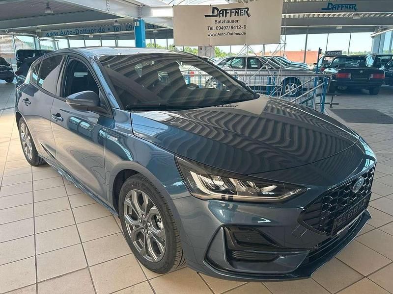 Blau Gebraucht 2024 Ford Focus ST-Line X Limousine | 28.990 € (Fairer Preis) - Bild 1/2