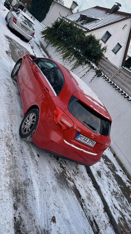 Gebraucht Mercedes A180 122 PS (89 kW) 2012 Rot Limousine