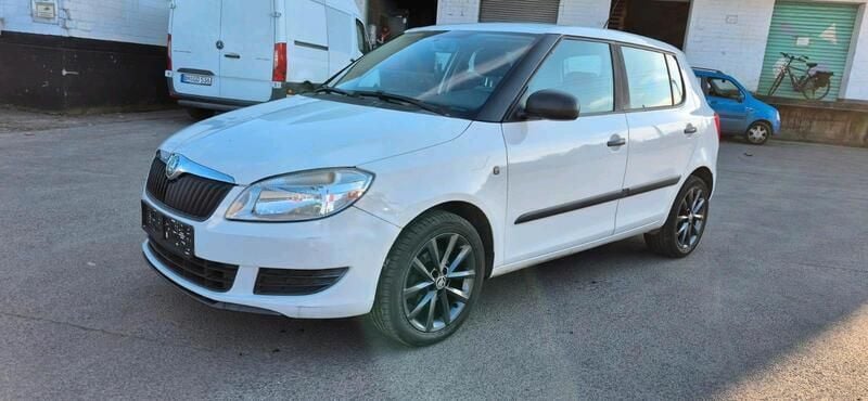 Weiß Gebraucht 2011 Skoda Fabia Kleinwagen | 1.600 € - Bild 1/4