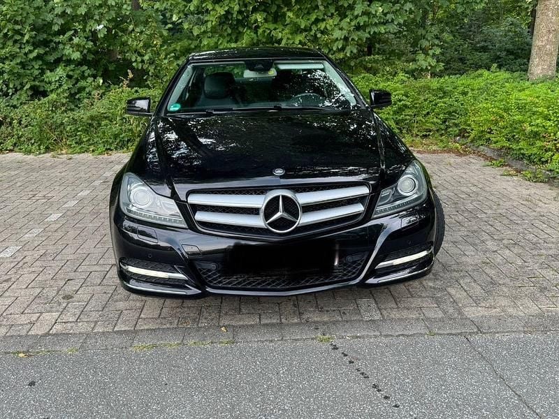 Schwarz Gebraucht 2011 Mercedes C180 Coupé | 12.999 € (Fairer Preis) - Bild 1/4