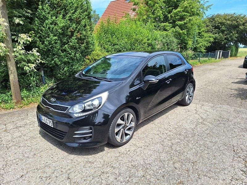 Schwarz Gebraucht 2016 Kia Rio Spirit Limousine | 7.499 € - Bild 1/4