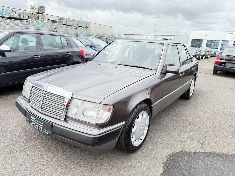 Gebraucht Mercedes E220 150 PS (110 kW) 1993 Violet Limousine