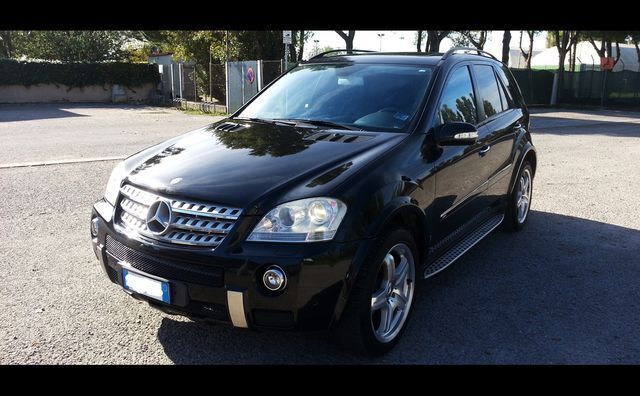 Schwarz metallic Gebraucht 2006 Mercedes ML420 AMG SUV | 21.000 € - Bild 1/4
