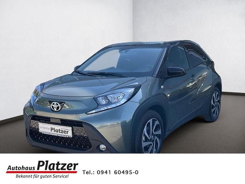 6w4)/ black mica (209) (gruen Gebraucht 2023 Toyota Aygo Pulse Kleinwagen | 15.980 € (Fairer Preis) - Bild 1/4