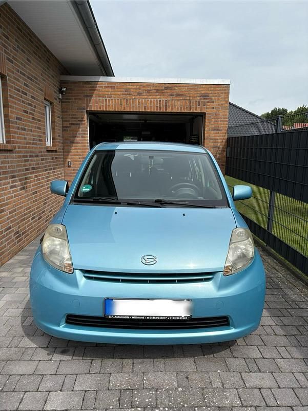 Blau Gebraucht 2006 Daihatsu Sirion Kleinwagen | 1.949 € (Fairer Preis) - Bild 1/4