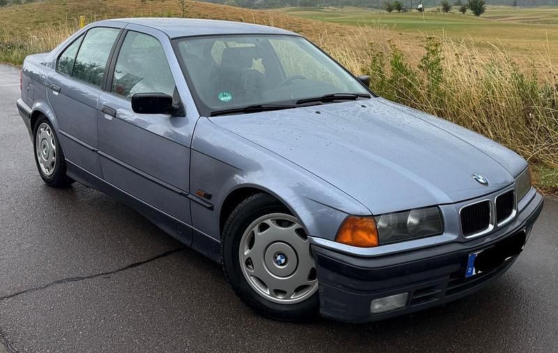 Grau Gebraucht 1995 BMW 318 Limousine | 4.500 € - Bild 1/4
