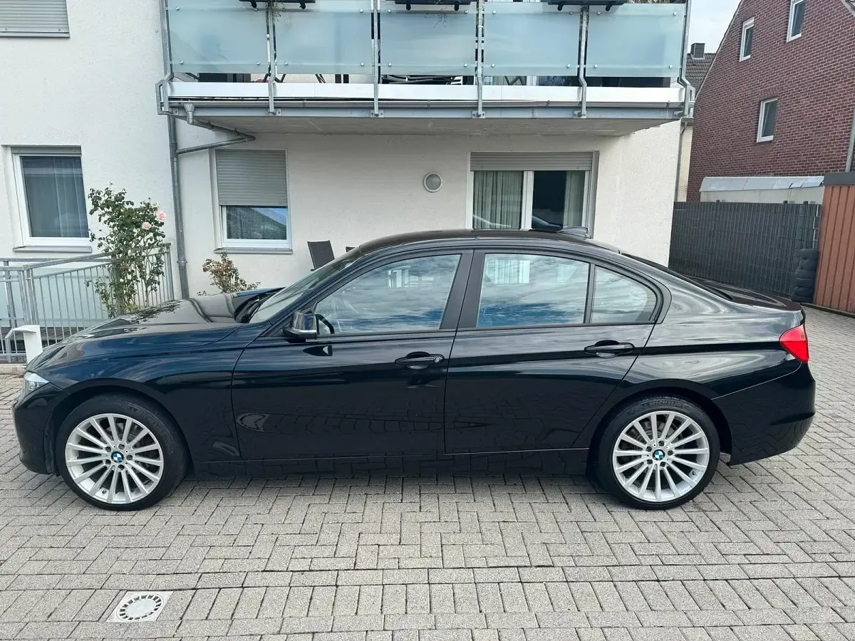 Gebraucht BMW 318 143 PS (105 kW) 2012 Schwarz Limousine