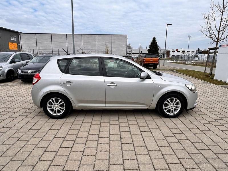 Gebraucht Kia Ceed 90 PS (66 kW) 2011 Silber Kleinwagen
