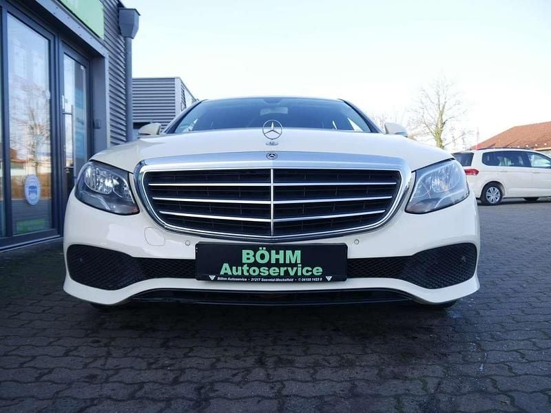Gebraucht Mercedes E200 150 PS (110 kW) 2019 Hellelfenbein  unilack Limousine