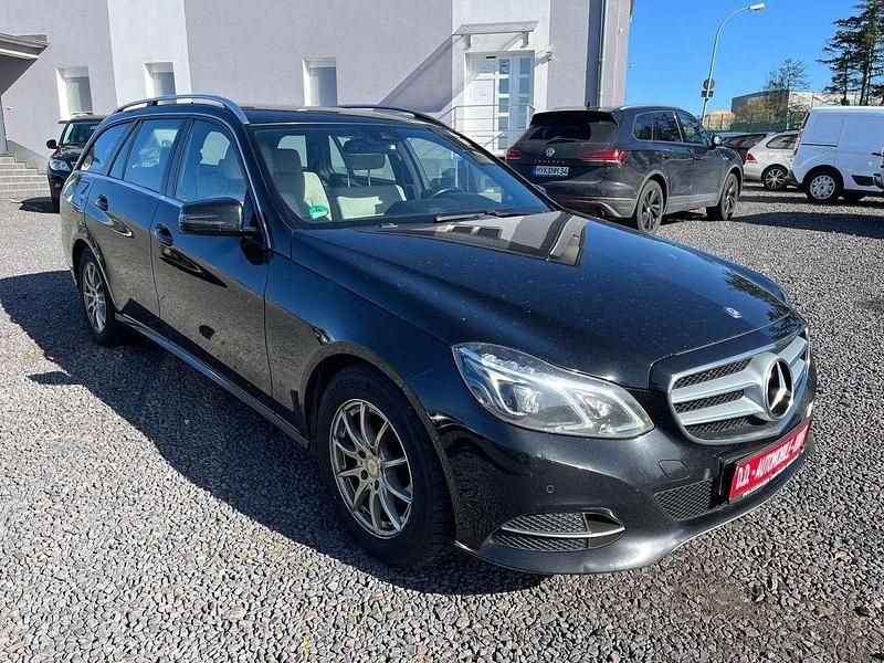 Schwarz (obsidianschwarz metalliclack) Gebraucht 2014 Mercedes E220 Edition Kombi | 8.900 € (Teuer) - Bild 1/4