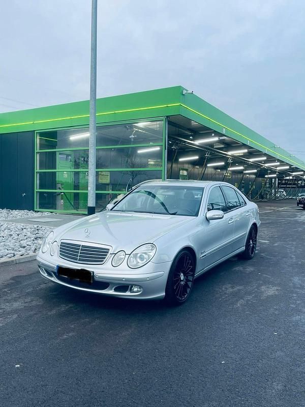 Silber Gebraucht 2005 Mercedes E220 Limousine | 2.650 € (Guter Preis) - Bild 1/4