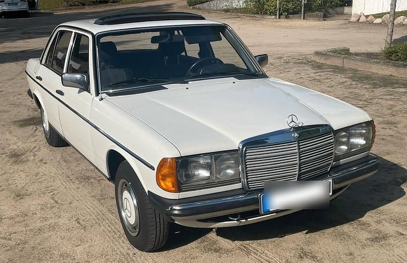 Weiß Gebraucht 1982 Mercedes 240 Limousine | 11.500 € - Bild 1/4