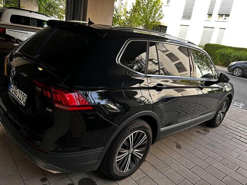 Schwarz Gebraucht 2018 VW Tiguan Allspace Comfortline SUV | 19.500 € - Bild 1/4