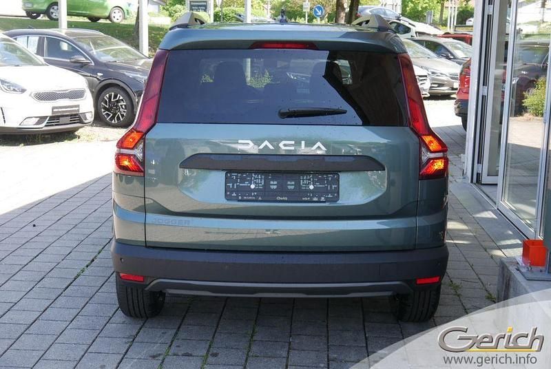 Neu Dacia Jogger Expression 110 PS (80 kW) 2025 Grün Van / Kleinbus