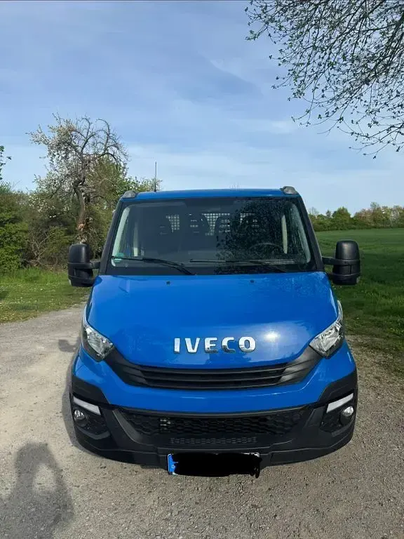 Second-hand Iveco Daily 179 CP (131 kW) 2019 Albastru Monovolum