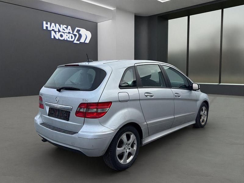 Gebraucht Mercedes B180 109 PS (80 kW) 2011 Silber Van / Kleinbus