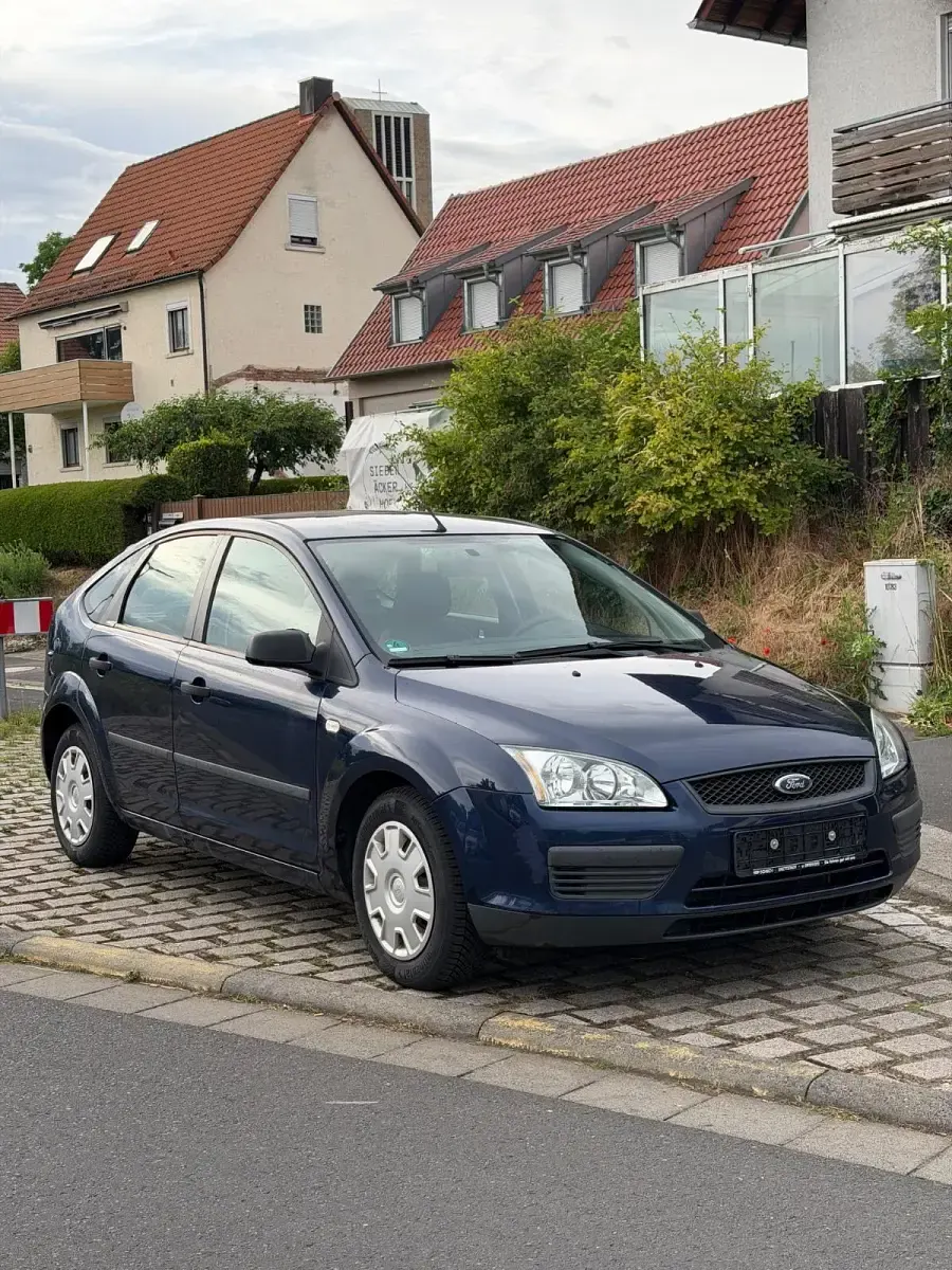 Gebraucht Ford Focus 100 PS (73 kW) 2005 Blau Kleinwagen