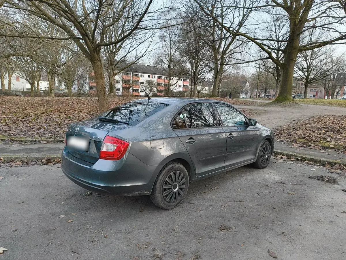 Gebraucht Skoda Rapid 105 PS (77 kW) 2013 Grau Kleinwagen