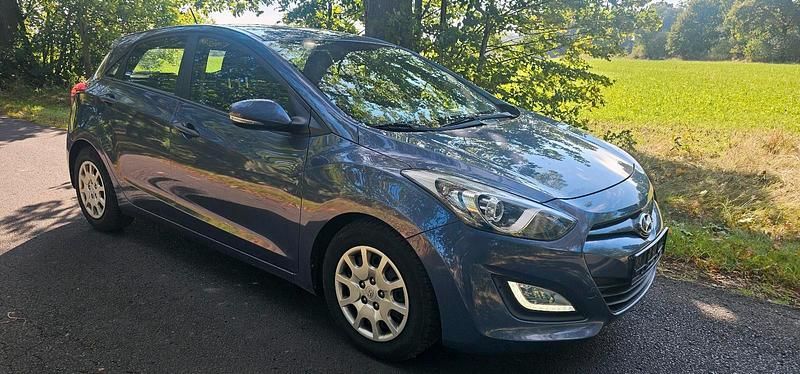 Blau Gebraucht 2013 Hyundai i30 Kleinwagen | 5.999 € (Fairer Preis) - Bild 1/4