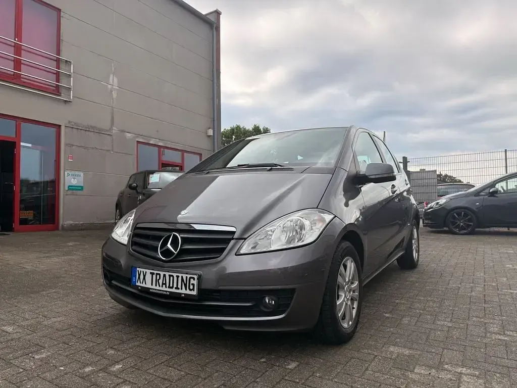 Gebraucht Mercedes A180 109 PS (80 kW) 2012 Mountaingrau Kleinwagen