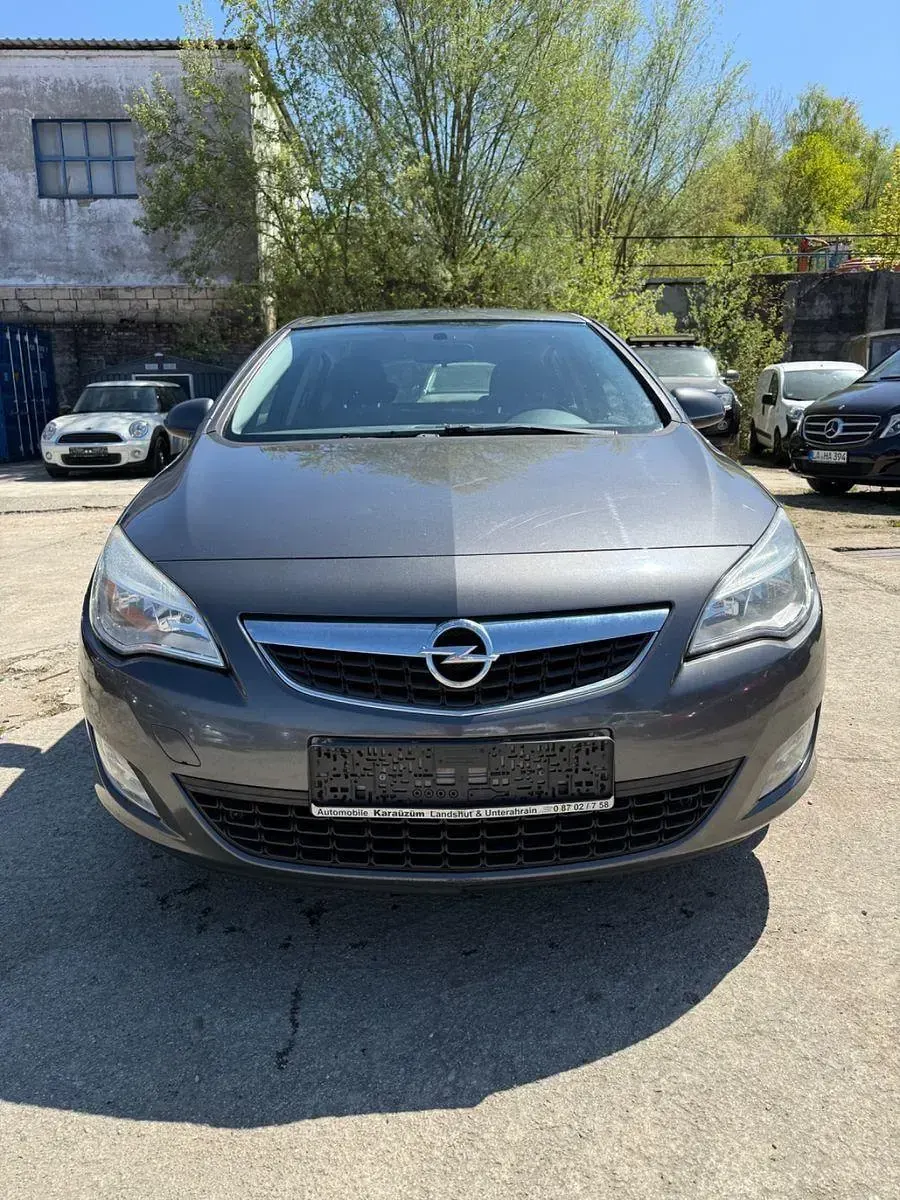 Używany Opel Astra Edition 95 KM (69 kW) 2010 Szary Sedan/Limuzyna