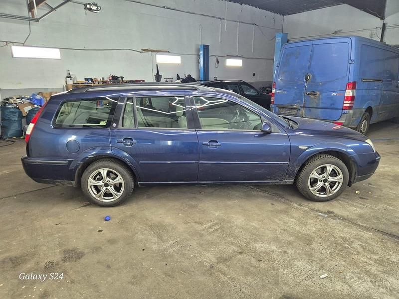 Gebraucht Ford Mondeo 145 PS (106 kW) 2002 Blau Kombi