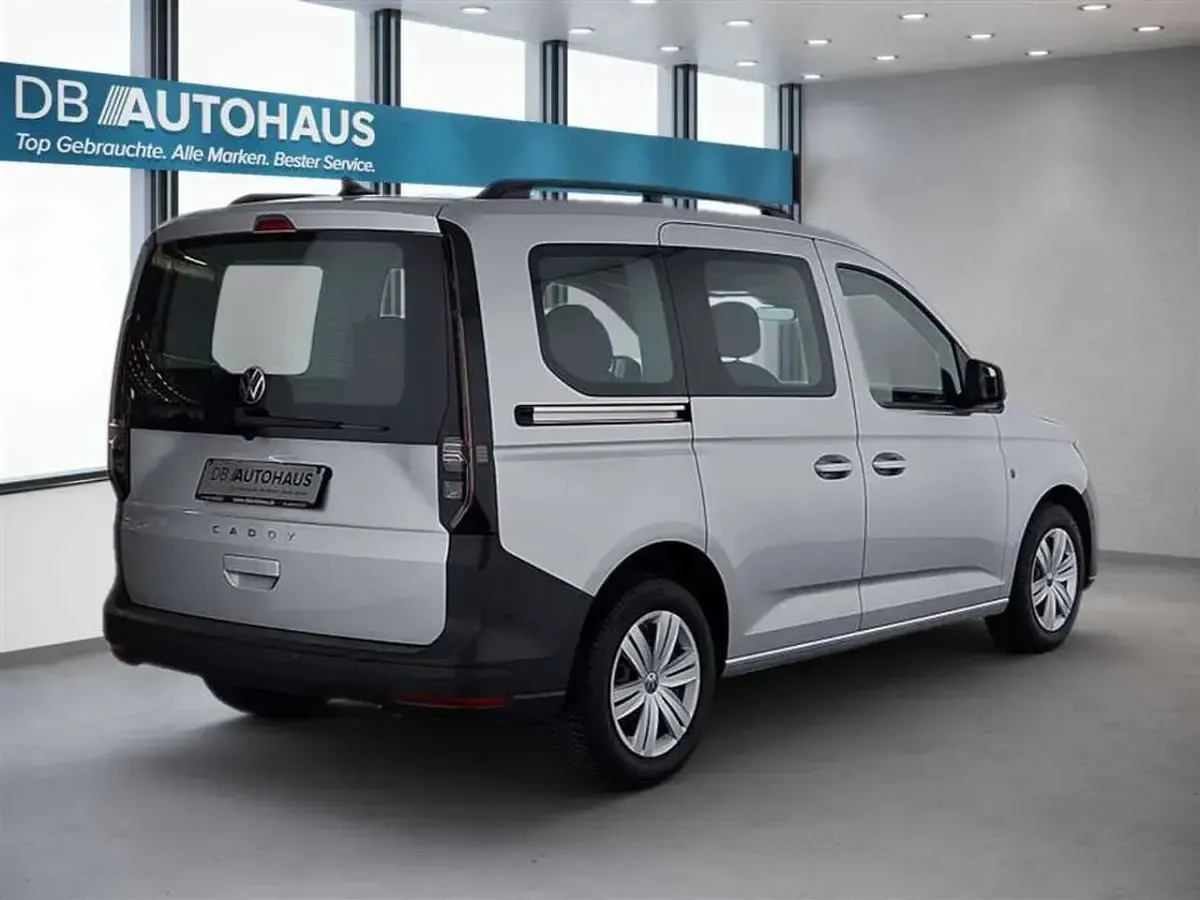 Usado VW Caddy 114 HP (83 kW) 2023 Prateado Monovolume