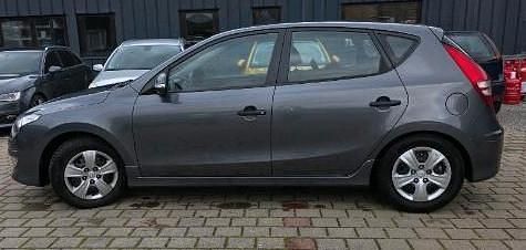 Grau Gebraucht 2011 Hyundai i30 Kleinwagen | 5.000 € - Bild 1/1