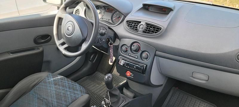 Gebraucht Renault Clio II 85 PS (62 kW) 2006 Blau Kleinwagen